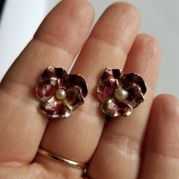 Relisted -Vintage pansy earrings enamel flower floral gold tone red maroon - Picture 10 of 11